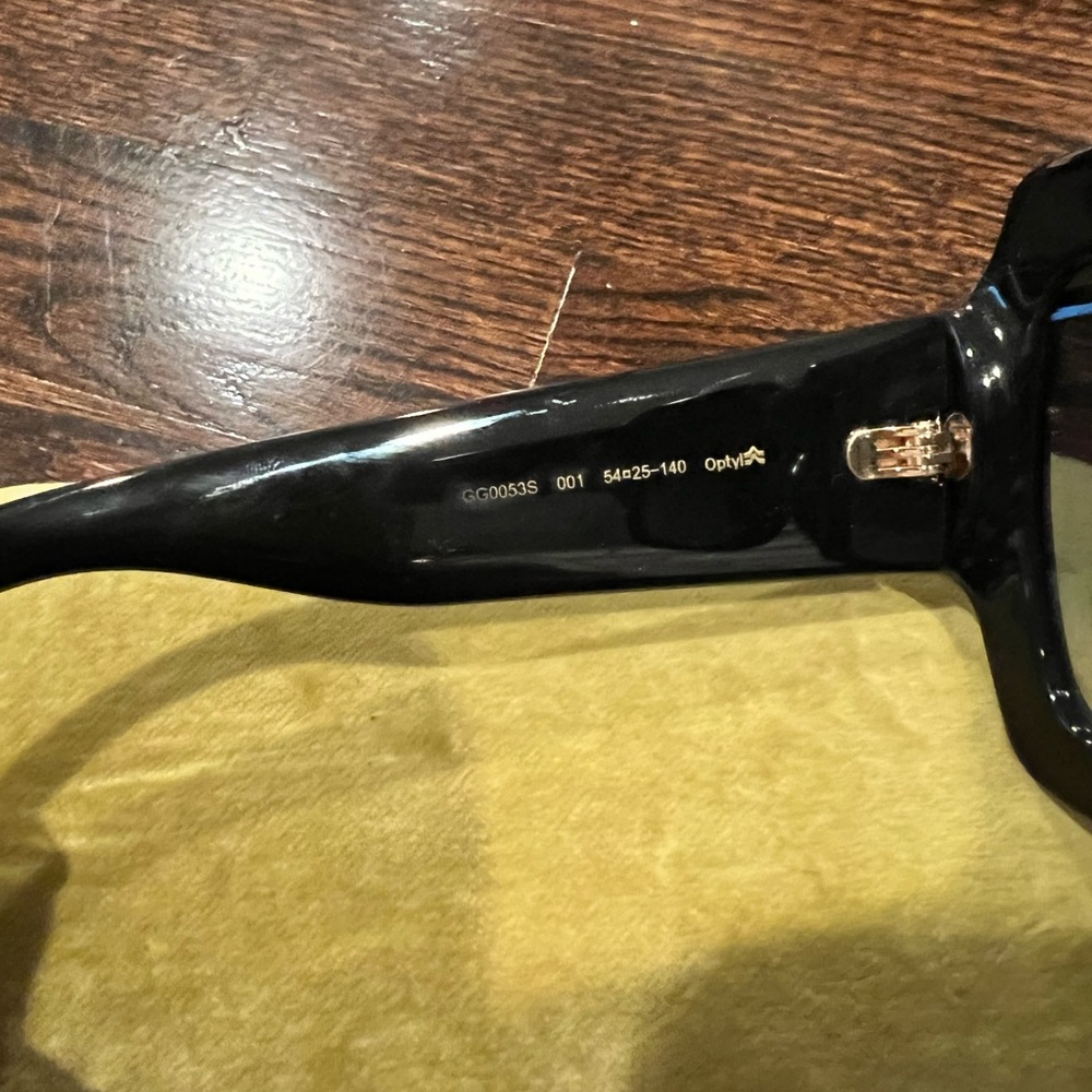 Oversized black and gold square GG gucci sunglasses - Picture 5 of 6